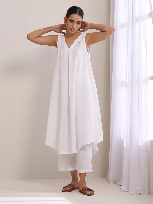 trueBrowns White Slub Texture Sleeveless Flared Kurta Pant Set - 2XS